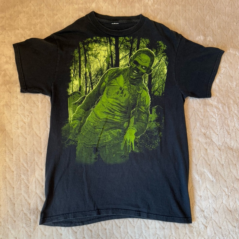 Retro Y2K Black/Green Zombie Graphic Shirt Adult Medium Walking Living Dead